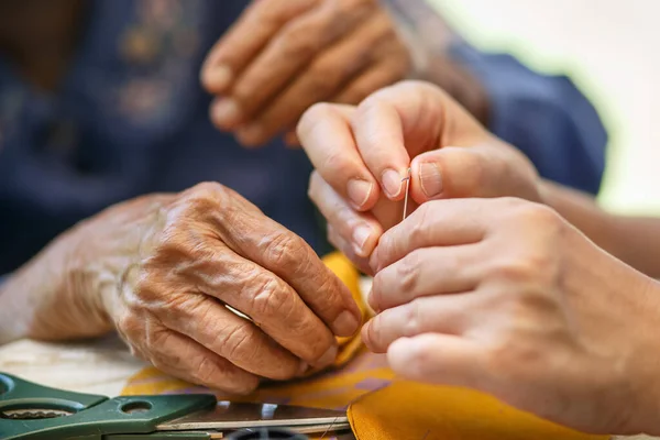 Badante Tenendo Filo Ago Donna Anziana Nel Tessuto Mestieri Terapia — Foto Stock