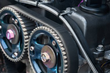 Zamanlama kayışı ve motor yarış arabasındaki çift kam mili sıçraması.
