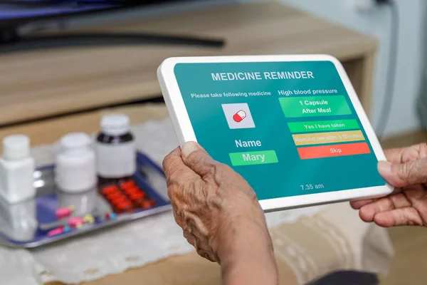 Adultos Mayores Utilizan Aplicación Recordatorio Médico Para Ayudar Mantenerla Salvo —  Fotos de Stock