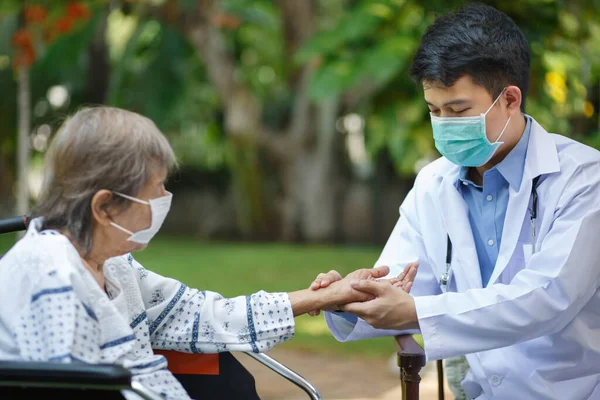 Doctor Check Heart Rate Pulse Patient Wrist — Stock Photo, Image