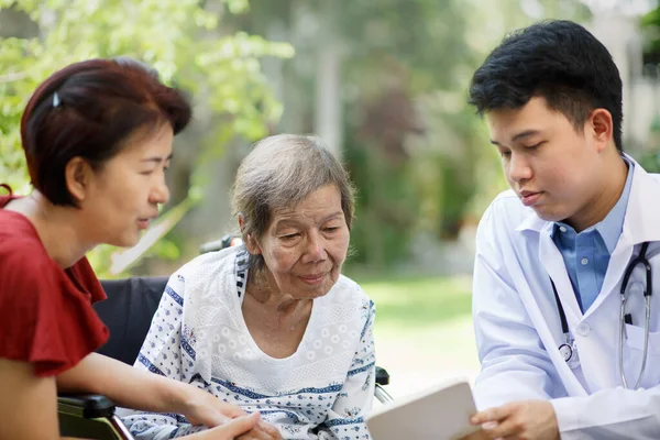 Asian Doctor Talking Elderly Female Patient Wheelchair — Stock Photo, Image