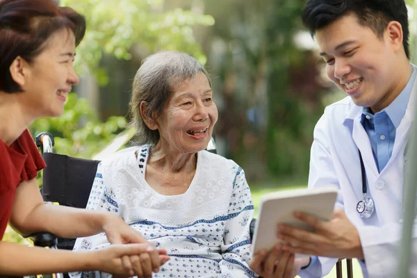 Asiatico Medico Parlando Con Anziano Femmina Paziente Sedia Rotelle — Foto Stock
