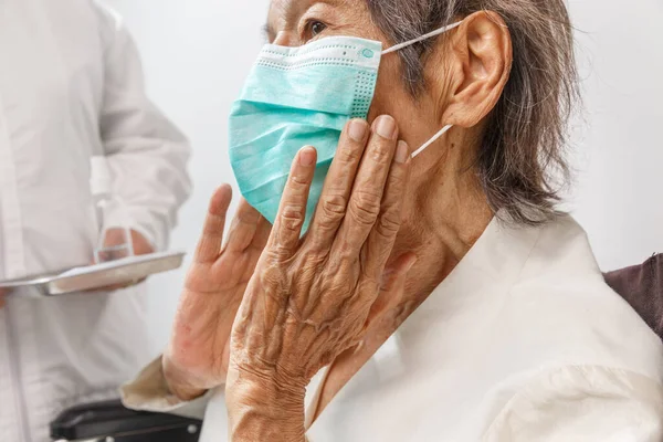 Äldre Kvinna Som Bär Mask För Att Skydda Mot Coronavirus — Stockfoto