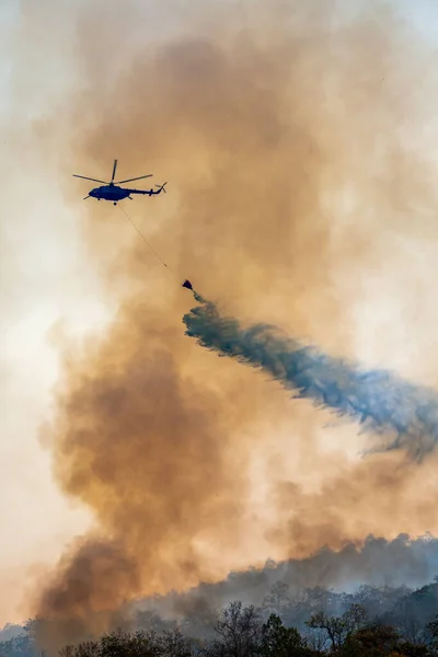 Helicóptero Incendiario Arroja Agua Fuego Forestal — Foto de Stock