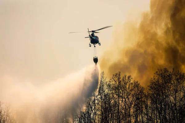 Helicóptero Incendiario Arrojando Agua Fuego Forestal — Foto de Stock