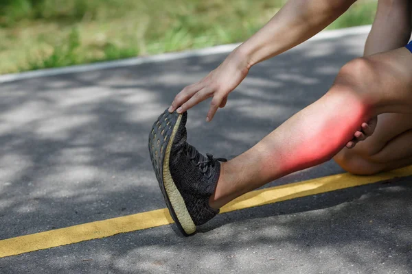 Man Medelålders Med Kramp Medan Joggar Stanna Och Massera Kalven — Stockfoto