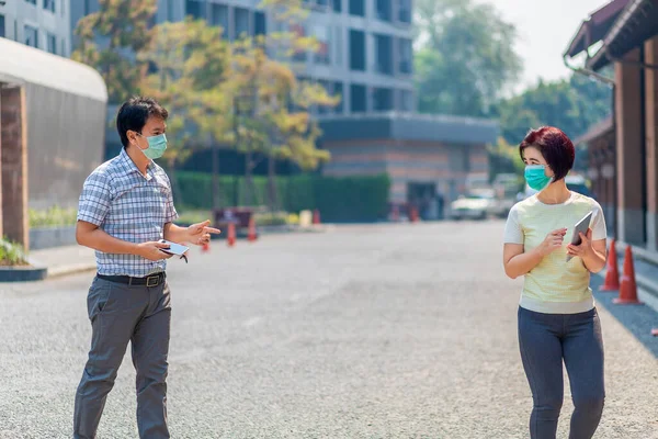 Personas Mediana Edad Asiáticas Que Usan Máscara Mantienen Distanciamiento Social — Foto de Stock