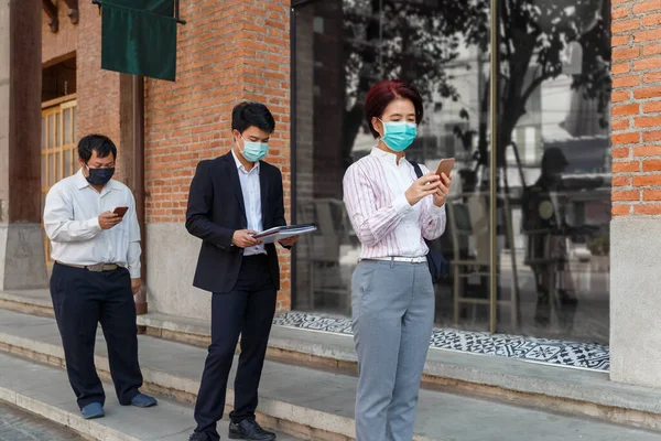 Aziatische Mensen Van Middelbare Leeftijd Dragen Masker Houden Sociale Afstand — Stockfoto