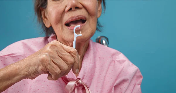 Cuidador Cuidar Asiático Anciano Mujer Mientras Uso Dental Fross Palo — Foto de Stock