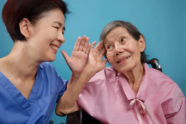 Asiatiska Äldre Kvinna Hörselnedsättning Hörselnedsättning — Stockfoto