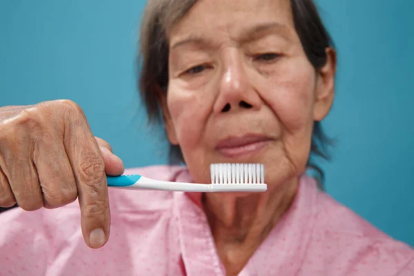 Asiático Anciana Mujer Usando Cepillo Dientes — Foto de Stock