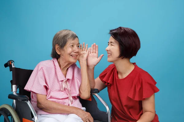 Азиатские Пожилые Женщины Потеря Слуха Слабослышащие Пытаются Поговорить Дочерью — стоковое фото