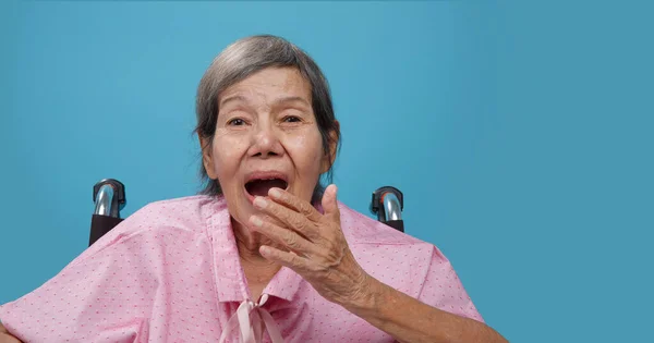 Ältere Frau Gähnt Rollstuhl — Stockfoto
