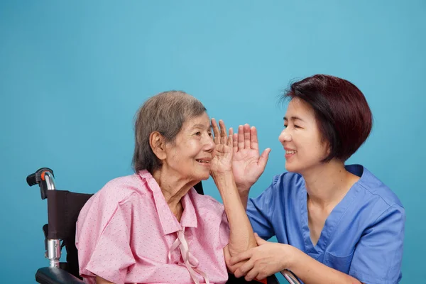 亚洲老年妇女听力丧失 — 图库照片