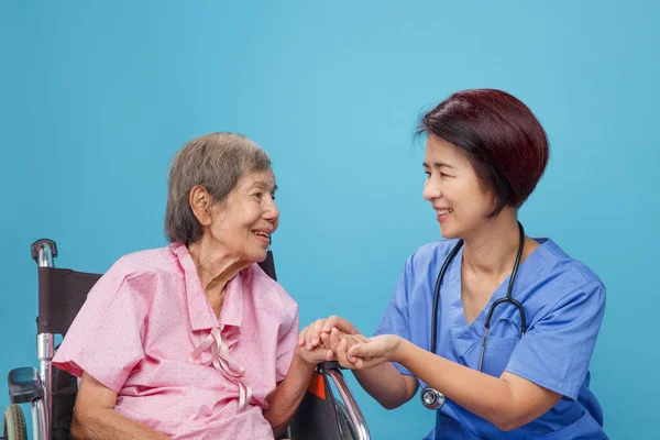 医者と話す高齢女性の幸せ — ストック写真