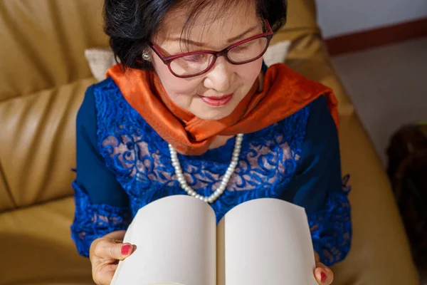 Oudere Vrouw Die Een Boek Leest — Stockfoto