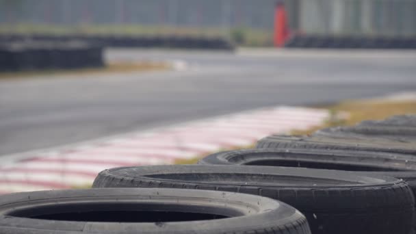 Kart Rennen Erhöhen Die Geschwindigkeit Auf Der Rennstrecke — Stockvideo