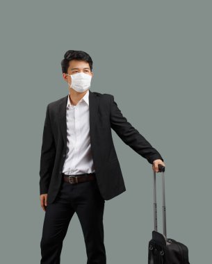 Yeni normal yaşam tarzı, seyahat eden ve yüz maskesi takan iş adamı Coronavirus covid-19 'u koruyor.