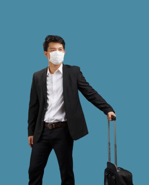 Yeni normal yaşam tarzı, seyahat eden ve yüz maskesi takan iş adamı Coronavirus covid-19 'u koruyor.