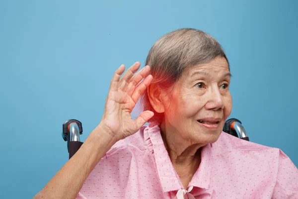 老年妇女听力丧失 — 图库照片
