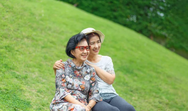 Senior Mujer Asiática Con Hija Relajándose Vacaciones Juntos Día Las —  Fotos de Stock
