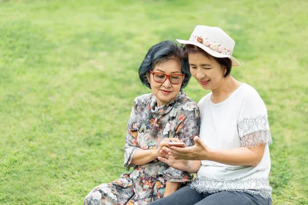 Senior Asian Woman Daughter Relaxing Vacation Together Mothers Day — Stock Photo, Image