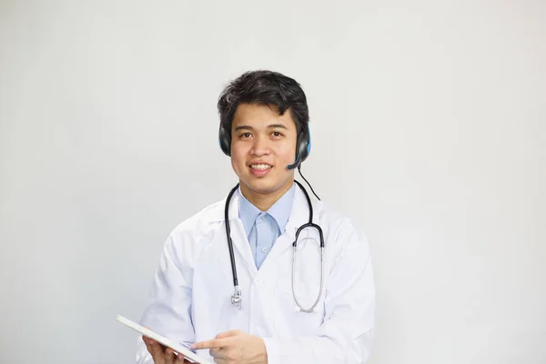 Joven Médico Asiático Con Estetoscopio Hablando Con Paciente Sobre Fondo — Foto de Stock