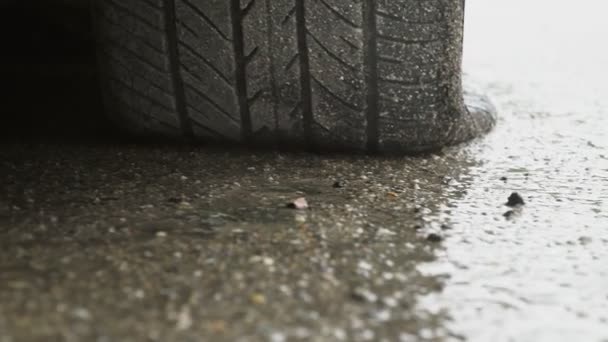 雨の日に道路の側にフラットタイヤ — ストック動画