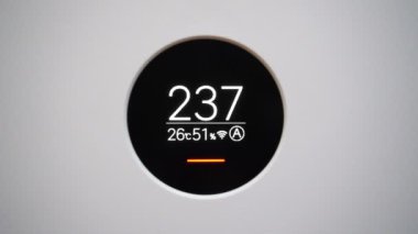 Ekran ekranlı ev havası temizleyicisi sağlıksız hava kalitesi ve hava kirliliği seviyelerini gösteriyor..