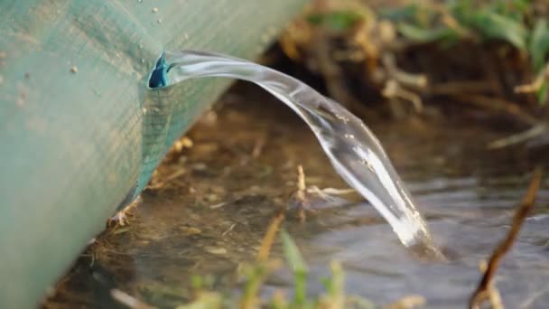 Wasser Tritt Aus Loch Industrieschlauch Aus — Stockvideo