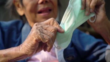 Coronavirus covid-19 'dan korumak için maske takan yaşlı bir kadın.