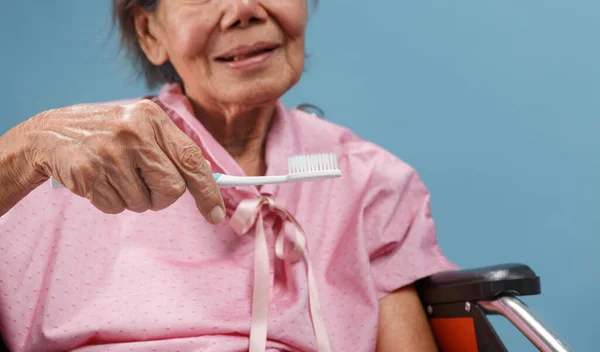 Ασιάτισσα Ηλικιωμένη Γυναίκα Που Χρησιμοποιεί Οδοντόβουρτσα — Φωτογραφία Αρχείου
