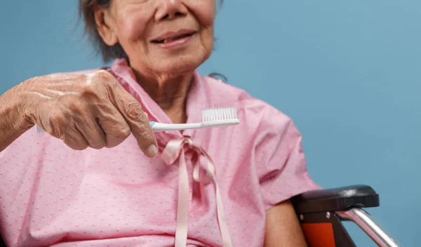 Asiática Mulher Idosa Usando Escova Dentes — Fotografia de Stock