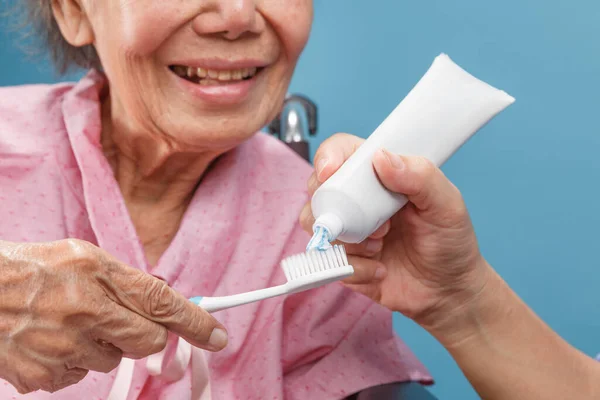 Verzorger Zorg Aziatische Oudere Vrouw Tijdens Het Gebruik Van Tandenborstel — Stockfoto