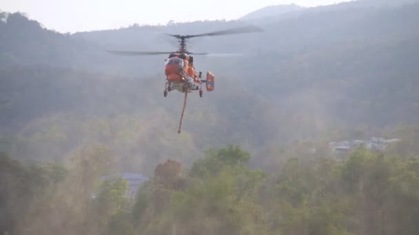 Helicóptero Extinción Incendios Cierne Sobre Estanque Para Recargar Agua — Vídeo de stock