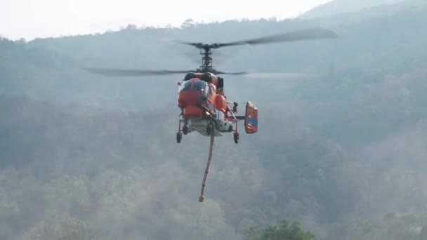 Hélicoptère Lutte Contre Incendie Plane Dessus Étang Pour Remplir Eau — Video