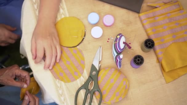 Mujer Anciana Con Cuidador Artesanía Agujas Terapia Ocupacional Para Alzheimer — Vídeo de stock