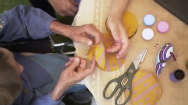 İğne ustası yaşlı bir kadın Alzheimer ya da bunama için meslek terapisi yapıyor.