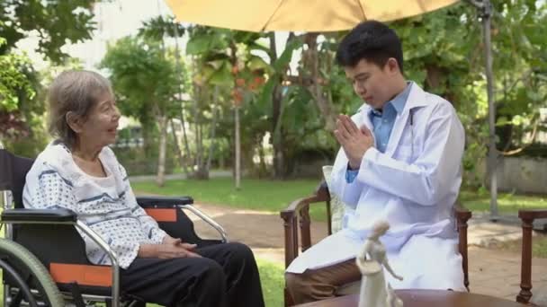 Thaise Dokter Begroeting Wai Senior Patiënt Rolstoel — Stockvideo