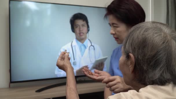 Donna Anziana Sedersi Casa Avendo Consultazione Online Con Medico — Video Stock