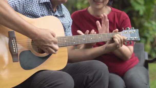 Orta Yaşlı Çift Gitar Çalarken Rahatça Arka Bahçede Bankta Oturuyorlar — Stok video