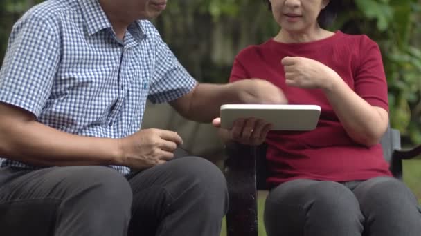 Μεσήλικη Οικογένεια Χαιρετώντας Ένα Παιδί Μια Διαδικτυακή Κλήση Μέσω Tablet — Αρχείο Βίντεο