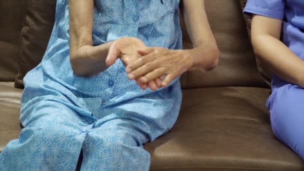 Ηλικιωμένη Γυναίκα Που Εφαρμόζει Τζελ Καθαρισμού Χεριών Από Φροντιστή Για — Αρχείο Βίντεο