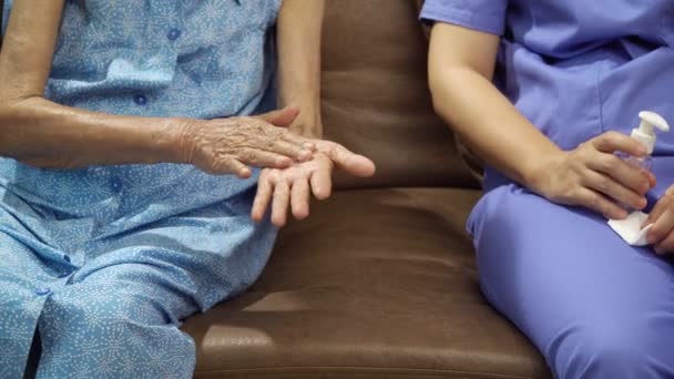 Donna Anziana Che Applica Gel Disinfettante Mani Caregiver Aiutare Proteggere — Video Stock