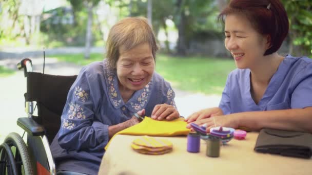 Ğne Ustası Yaşlı Bir Kadın Alzheimer Bunama Için Meslek Terapisi — Stok video