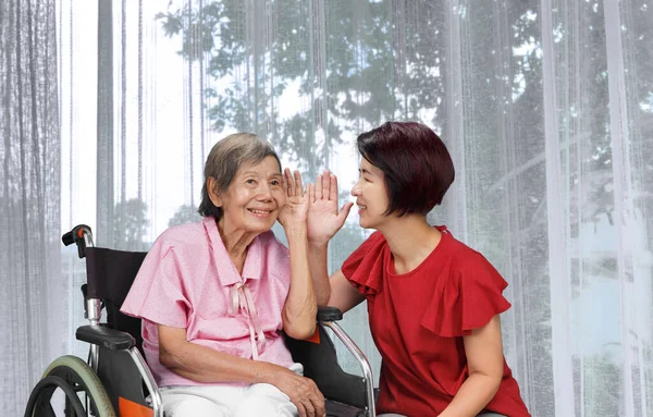 Asiático Seniors Mujer Pérdida Audición Difícil Escuchar Tratar Hablar Con — Foto de Stock