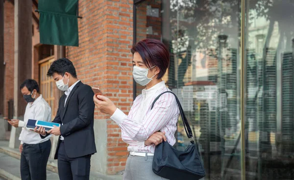 Aziatische Mensen Van Middelbare Leeftijd Dragen Masker Houden Sociale Afstand — Stockfoto