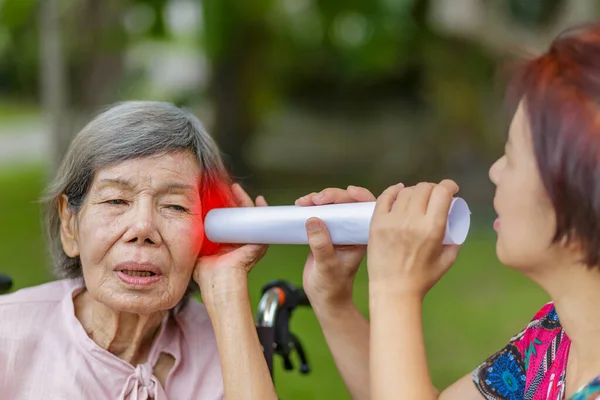 Dochter Gesprek Met Slechthorende Oudere Vrouw Gebruik Papieren Buis — Stockfoto