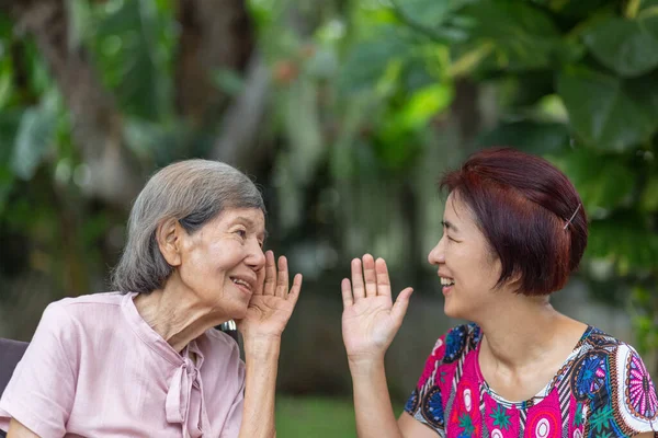 Hija Hablando Con Mujer Anciana Con Discapacidad Auditiva — Foto de Stock