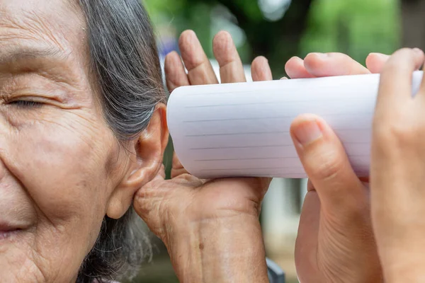 Hija Hablando Con Mujer Anciana Con Discapacidad Auditiva Usando Tubo — Foto de Stock